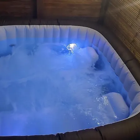 Le Clos Des Golferies, Avec Jacuzzi בקתה